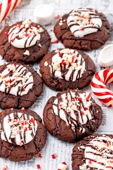 This Peppermint Hot Chocolate Cookies recipe makes the most irresistible, thick, soft Christmas cookies ever. Topped with a gooey sweet vanilla marshmallow, crushed peppermint candies and drizzled with chocolate, this will become your new favorite winter holiday cookie recipe! Holiday Peppermint Cookies, Cocoa Peppermint Cookies, Cool Christmas Desserts, Homemade Christmas Baked Goods, Christmas Quick Desserts, Candy Cane Peppermint Cookies, Hot Chocolate Christmas Cookies, Good Christmas Cookie Recipes, Peppermint Christmas Cookies Recipes