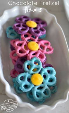 Church Bake Sale Ideas, Pretzel Flowers, October Cake, Snack Crafts, Edible Kids Crafts, Chocolate Covered Pretzels Recipe, Easter Deserts, Pretzel Treats, Chocolate Covered Pretzel