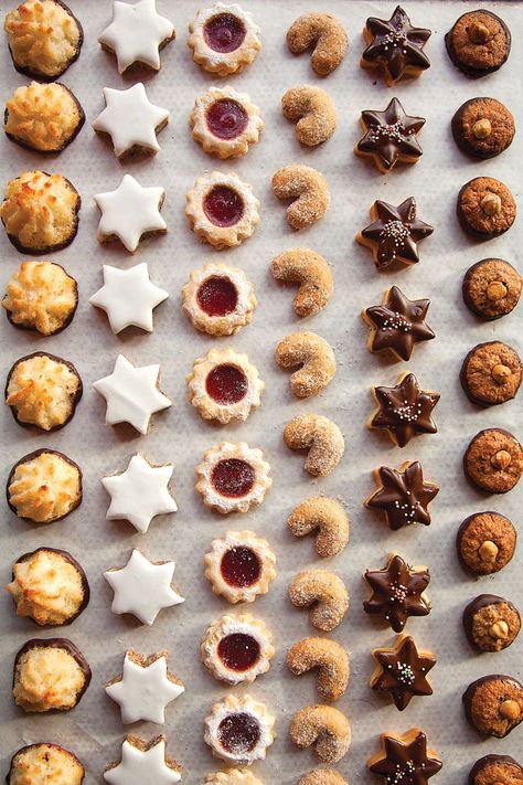 German Christmas Cookies--Kokosmakronen (Chocolate Macaroons), Zimtsterne (Cinnamon/Kirsch), Spitzbuben (Raspberry Jam Filled), Vanillekipferl (Aniseseed Crescents), Schokiladen-Butter-plaetzchen (Chocolate Shortbread), and Nusstaler (Chocolate Hazelnut)! بيتي فور, German Christmas Food, German Christmas Cookies, German Cookies, German Foods, Christmas Biscuits, Sprinkle Cookies, German Recipes, Xmas Cookies