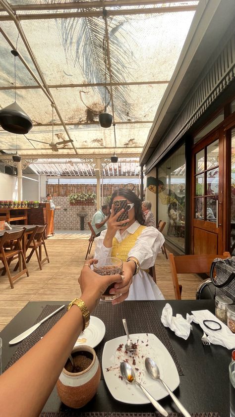 Cafe Photo Ideas Instagram, Cafe Pic, Cafe Poses, Cafe Pose, Cafe Pics, Friends Cafe, Outing Ideas, Cafe Pictures, Restaurant Pictures