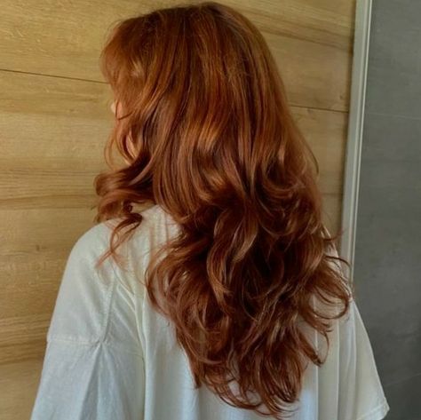 Wolfcut Wavy Hair Long, Natural Auburn Hair, Ginger Red Hair, Winter Fire, Layered Hair With Bangs, Ginger Red, Red Hair Inspo, Long Healthy Hair, Really Short Hair