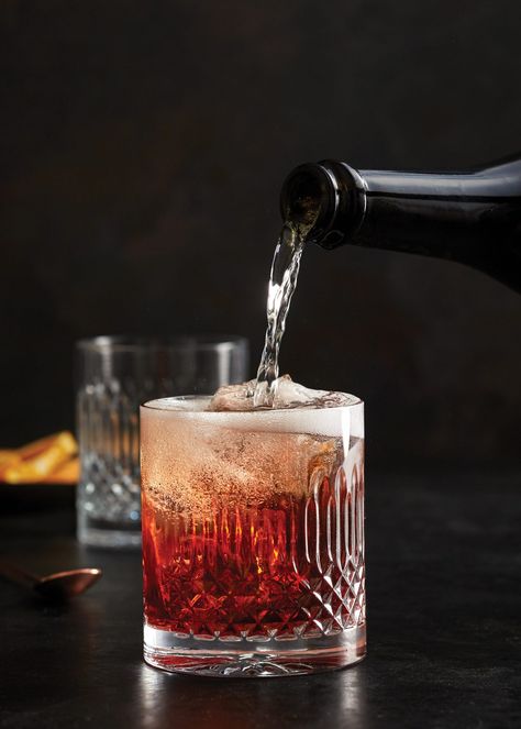 Negroni Sbagliato - Imbibe Magazine Negroni Sbagliato, Simple Cocktails, Sparkling Cocktails, Pasta Beef, Popular Cocktail Recipes, Wine Graphic, Spanish Coffee, Cocktail Images, Most Popular Cocktails