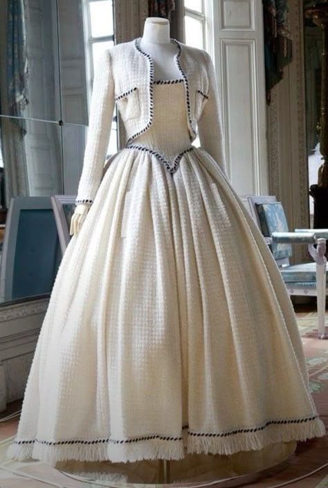 Old Fashion Dresses, Chique Outfits, Old Dresses, Fairytale Dress, Anne With An E, Vintage Gowns, Fantasy Dress, Historical Dresses, Play Dress