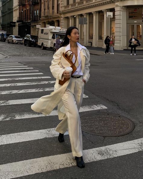 CAROLINE LIN on Instagram: “a series of me crossing streets in soho” Crossing The Street Aesthetic, Soho Street Style, Soho Nyc Aesthetic Outfit, Stylists Outfits, Caroline Lin, Nyc Aesthetic Outfit, Street Style Poses, Office Street Style, Soho Street