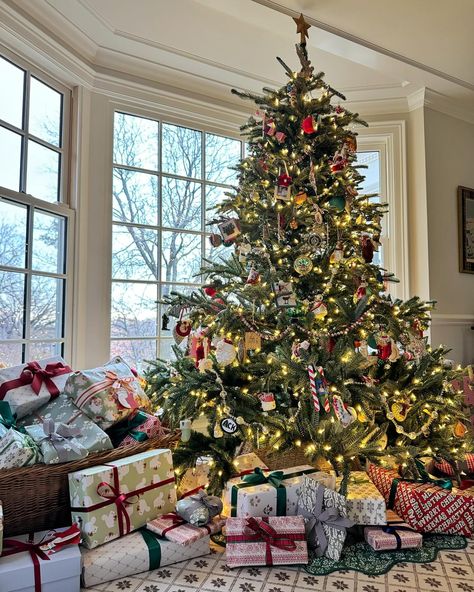 Heather Strommen (@sweetshadylane) • Instagram photos and videos Extra Christmas Tree, Christmas Tree Inspiration Traditional, Window Wonderland, Nostalgic Christmas Tree, Family Christmas Tree, Tree Ideas Christmas, Christmas Dreaming, Ideas Christmas Tree, Vintage Christmas Gifts