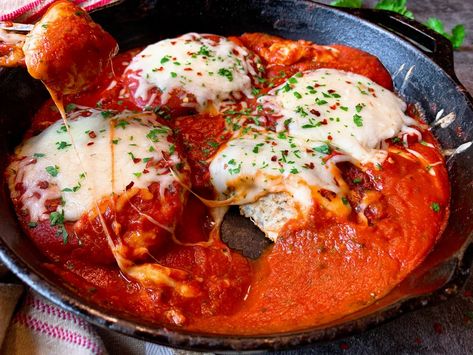 Chicken Parmesan Patties with Marinara in a cast iron skillet with a forkful of chicken Chicken Marinara, Chicken Boneless Breast Recipes, Recipes For Chicken, Pork Soup, Vegetarian Desserts, Chicken Patties, Exercise Workouts, Food Lab, Celebrity Chef