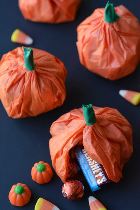 Easy Tissue Paper Pumpkin Favours Diy Halloween Dekoration, Orange Tissue Paper, Pumpkin Favors, Creative Halloween Decorations, Baby Shower Favors Diy, Easy Diy Halloween Decorations, Halloween Decor Diy, Homemade Halloween Decorations, Diy Halloween Decor