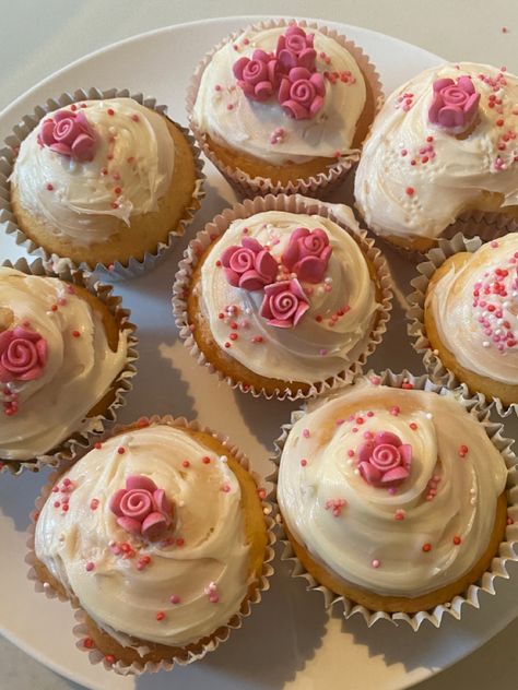 cupcakes with flowers on them Pretty Dessert, Cute Baking, Think Food, Pretty Birthday Cakes, Cute Desserts, Pretty Cakes, Baking Ideas, Food Inspo, Food Obsession