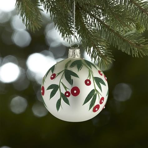 Handpainted Christmas Ornaments, Christmas Tree Balls, Classic Christmas Tree, Painted Christmas Ornaments, Xmas Tree Decorations, Christmas Tree Design, So Creative, Christmas Ornament Crafts, Christmas Ornaments To Make