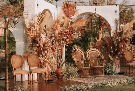 Boho Fall Decor, Indonesian Wedding, Autumnal Wedding, Wedding Stage Design, Wedding Backdrop Design, Traditional Wedding Decor, Wedding Mandap, Boho Wedding Inspiration, Boho Theme