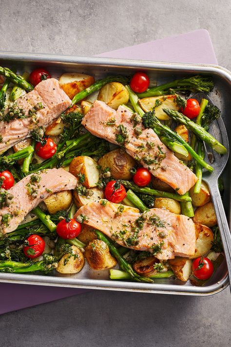 Four salmon fillets in a roasting tray on top of new potatoes, tomatoes and asparagus. Salmon Tray Bake, Traybake Dinner, Oven Baked Salmon Recipes, Tartiflette Recipe, Gnocchi Chicken, Curry Pasta, Oven Baked Salmon, Tray Bake Recipes, Food Savoury