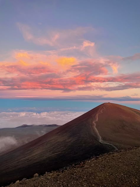 mountain upon the clouds with a beautiful sunset Mauna Kea Hawaii, Hawaii Mountains, Summer Widgets, Hawaii Vibes, Sunsets Hawaii, Artist Way, Places I Wanna Visit, 2024 Travel, Beach Palm Trees