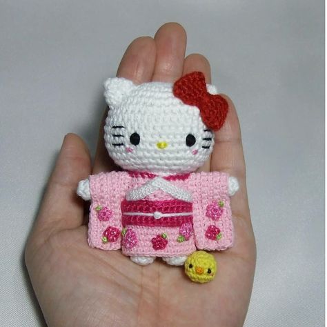 Knitted Hello Kitty, Hello Kitty In Kimono, Knitting Hello Kitty, Hello Kitty Knitting, Crochet Anime Characters, Anime Knitting, Japan Crochet, Hello Kitty Gift Ideas, Cartoon Amigurumi