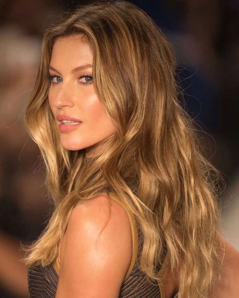 Gisele Bündchen Online ♡ | Gorgeous Golden Goddess aka Gisele ✨ | Instagram Haley Bieber Haircut, Bronde Caramel Hair, Dark Blonde Hair Golden, Rich Blonde Hair Color, Honey Blonde Hair On Brunette, Bronde Caramel Balayage, California Highlights Hair, Brunette To Honey Blonde, Blonde Hair Cool Skin Tone