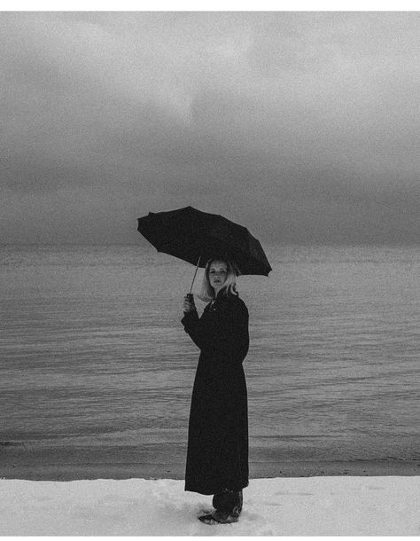 Moody Rain Photoshoot, Rainy Day Photoshoot Ideas, Black Umbrella Photoshoot, Black Umbrella Aesthetic, Raining Photoshoot, Rain Photoshoot Aesthetic, Photoshoot With Umbrella, Photoshoot In Rain, Rainy Photoshoot Ideas