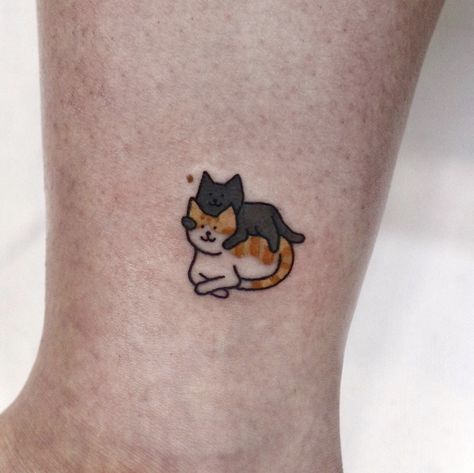 Tattoos For Women Cat, Cute Animal Tattoos, Cute Cat Tattoo, Cat Tattoo Designs, Cute Tiny Tattoos, Ankle Tattoo, Little Tattoos, Simplistic Tattoos, Matching Tattoos