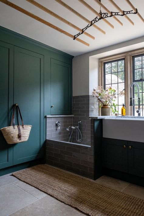 How Do Our Pets Influence Our Home Renovations? | Houzz UK Utility Room For Dogs, Utility Room Airer Ideas, Boot Room Utility Dog Wash, Boot Room Ideas Dog Wash, Best Utility Room Ideas, Shower In Mudroom, Farm Utility Room, Boot Room Dog Wash, Utility Room Garage