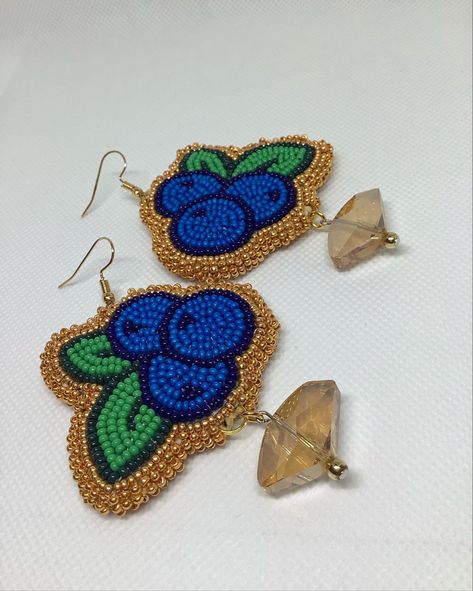 Beaded Blueberry Earrings, Beaded Blueberries, Hide Earrings, Blueberry Earrings, Bunnies Crochet, Indigenous Beading, Earring Design Ideas, Seed Beads Jewelry, Bead Templates