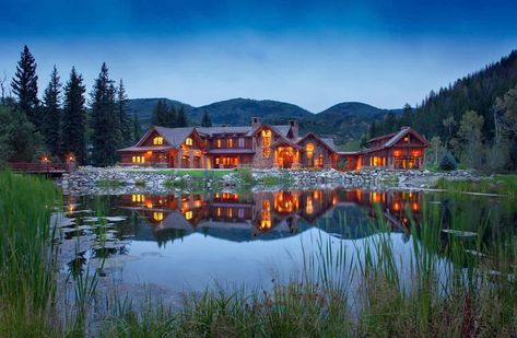 Timber-frame mountain lodge exudes old world charm in Colorado Colorado Houses, Lodges Design, Colorado Mountain Homes, Lodge Design, Lodge Look, Wood Houses, Lake Cabin, Traditional Exterior, Home On The Range