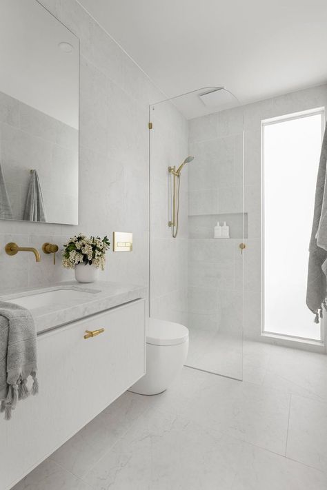 Can I Use Large Tiles In a Shower? Hamptons Powder Room, Modern Hamptons Bathroom, Bathroom Floor Plan, Small White Bathrooms, Modern Shower Room, Ensuite Bathroom Designs, Bathroom Layout Plans, Coastal Bathroom Design, Ensuite Design