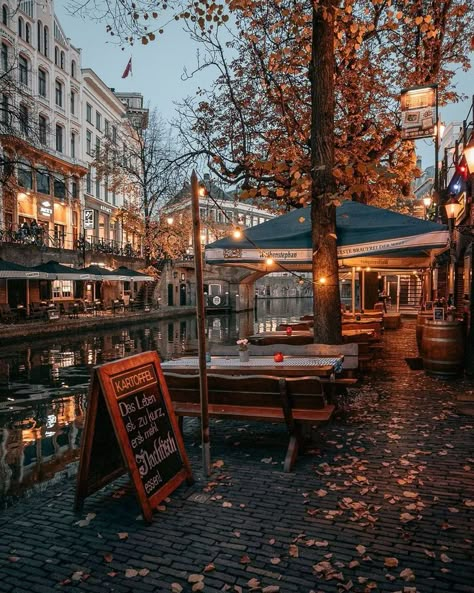 Cozy Town Aesthetic, Fall Cafe Aesthetic, Fall Hygge, Wallpaper Travel, Fall City, Aesthetic London, Europe Aesthetic, London Aesthetic, Japon Illustration