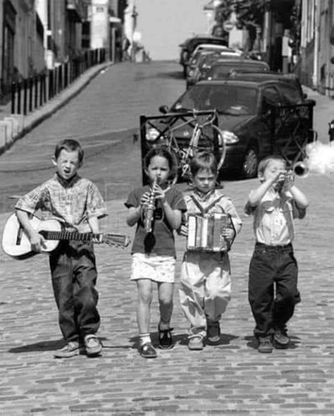 Summer Family Pictures, Foto Top, Montmartre Paris, Family Picture Outfits, Picture Outfits, Photos Vintage, Black And White Portraits, Music Band, Black White Photos