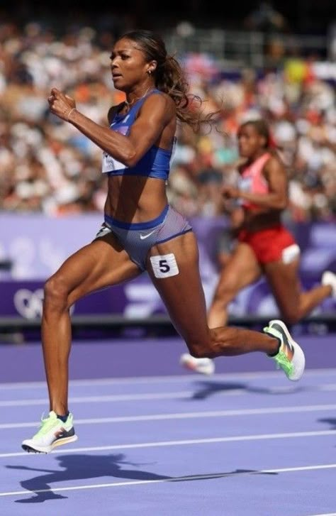 Usa Track And Field, Running Medals Aesthetic, Track Athlete Aesthetic, People Reference Poses, Track And Field Aesthetic, Gabby Thomas, Noah Lyles, Woman Athlete, Sydney Mclaughlin