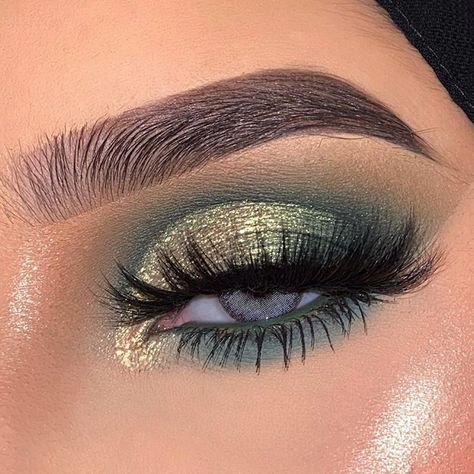 Quinceanera Emerald Green Cake, Emerald Green High Heels, Dark Green Quinceanera Theme, Sage Quinceanera, Green And Gold Makeup, Emerald Eye Makeup, Emerald Green Quinceanera, Green Quinceanera Theme, Quince Makeup