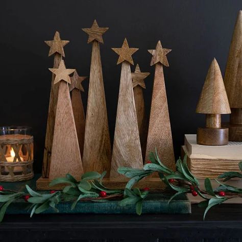 Primitive Farmhouse Christmas, Wood Christmas Trees, Navidad Natural, Table Placement, Wooden Trees, Easy Table, Rustic Meets Modern, Tree Centerpieces, Farmhouse Christmas Tree