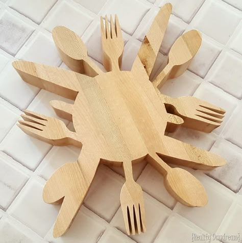 Tutorial for making this wooden 'utensil' trivet... with a scroll saw! {Reality Daydream} Diy Wooden Utensils, Custom Closet Shelving, Diy Custom Closet, Scrollsaw Patterns, Scroll Saw Ideas, Wood Trivets, Scroll Saw Patterns Free, Woodworking Patterns, Scroll Pattern