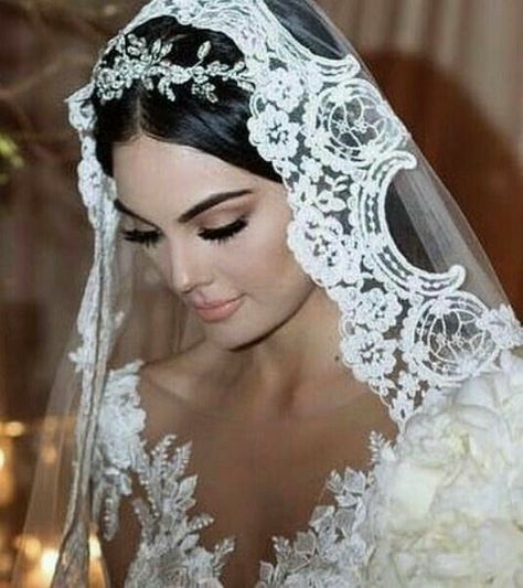 Blend Makeup, Wedding Veil Styles, Traditional Ideas, Mexican Wedding Dress, Mantilla Veil, Veil Styles, Spanish Wedding, Boda Mexicana, Wedding Veils Lace