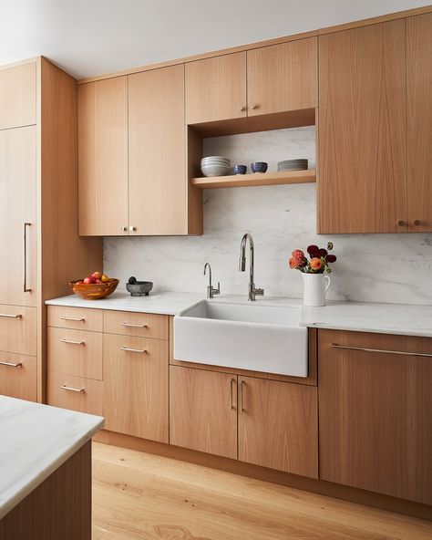 Pair natural wood and white Scandinavian Wood Kitchen, White Upper Wood Lower Cabinets, Kitchen With White Oak Cabinets, Countertop Cabinets Kitchen, Wood Kitchen Cupboards, Oak Shaker Cabinets, 2025 Kitchen Trends, Scandinavian Kitchen Tiles, Kitchen With White Appliances