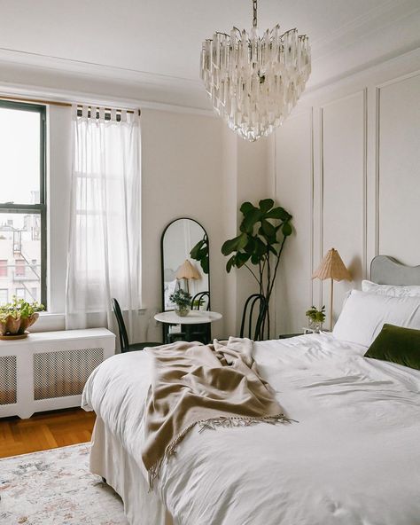 Bring Parisian Touches Into Your Apartment In 10 Simple Steps Parisian Interior Bedroom, Parisian Bedroom Aesthetic, Modern Parisian Bedroom, Parisian Interior Style, Marianne Sides, Parisian Bedroom Decor, Realistic Apartment, Organic Modern Bedroom, Parisian Interior Design