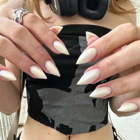 Sharp Claws Nails, Short Claw Nails Stilettos, Weird Nails Design, Claw Acrylic Nails, Cat Claw Acrylic Nails, Short Sharp Nails, Sharp Nails Design, Cat Woman Nails, Kitty Claws Nails