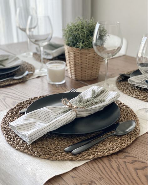 Rattan, black porcelain plate, modern and rustic home decor. For similar items, click in link. Dining Plate Setting Ideas, Dining Table Plate Set Up, Black Plates Dining Table, Rattan Table Decor, Black Plates Kitchen, Table Setting With Black Plates, Table Setting Ideas Black Plates, Charger Plate Vs Placemat, Black Dining Table Setting