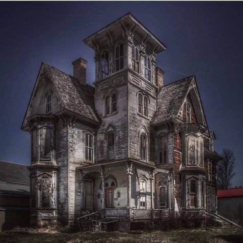 Haunted Houses In America, Spooky Houses, Scary Haunted House, Real Haunted Houses, Scary Houses, Houses In America, Creepy Houses, Old Abandoned Houses, Creepy Places