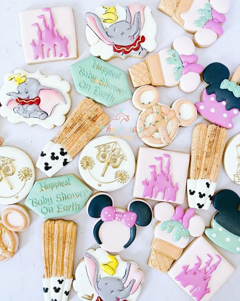 Disney World Cookies Decorated, Vintage Disney Cookies, Disney Sugar Cookies, Happiest Birthday On Earth, Disney Themed Baby Shower, Disneyland Party, Minnie Mouse Cookies, Mickey Mouse Cookies, Disneyland Birthday