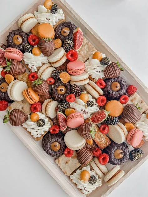 Sweet Grazing Platter, Dessert Grazing Board, Sweet Boards, Gift Wrapping Birthday, Board Night, Dessert Charcuterie, Gift Wrapping Wedding, Gift Wrapping Christmas, Charcuterie Ideas