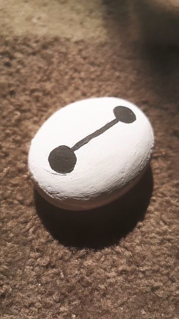 Nebo Child Illustrates on Instagram: "Baymax Painted Rock! Such a fun & easy project for any Disney Fan! #baymax #baymaxstuff #bigherosix #paintedrocks #paintingrocks #diydisney #paintingdisney #artistsoninstagram #disneyfanart" Diy Crafts For Family, Marvel Rock Painting, What To Paint On A Rock, Disney Rock Painting Ideas Easy, Things To Paint On A Rock, Disney Painted Rocks Easy, Cute Rock Painting Ideas Easy Disney, Rock Painting Disney, Painted Rocks Simple