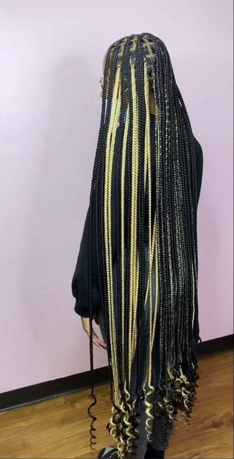 Braid Styles Blonde Hair, Knotless Box Braids With Blonde Streaks, Fake Braided Hairstyles, Knotless Braids With Color Blonde, Hair Colors For Braids, Medium Knotless Box Braids Long, Long Knotless Braids With Color, Medium Long Knotless Braids, Medium Knotless Braids Long