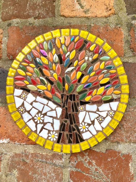 Buddha Mosaic Art, Garden Mosaics Ideas, Mosaic Garden Stepping Stones, Round Mosaic Patterns, Mosaic Projects For Beginners, Simple Mosaic Patterns, Fairy Mosaic, Easy Mosaic Patterns, Mosaic Tree Of Life