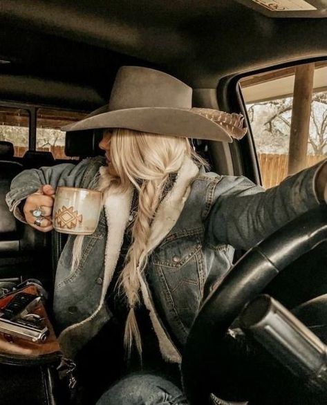 Foto Cowgirl, Western Photoshoot, Western Photo, Cowboy Aesthetic, Country Style Outfits, Looks Country, Western Wear Outfits, Rodeo Life, Cowgirl Aesthetic