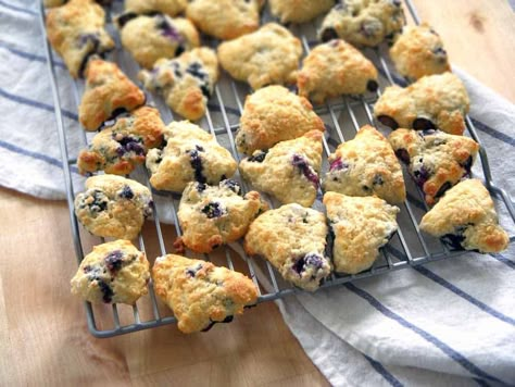 Afternoon Tea Party Food, Classic Scones Recipe, Brunch Pastries, Mini Scones, Blueberry Scones Recipe, Cream Puff Recipe, Scones Recipe Easy, Scones Easy, Tea Biscuits