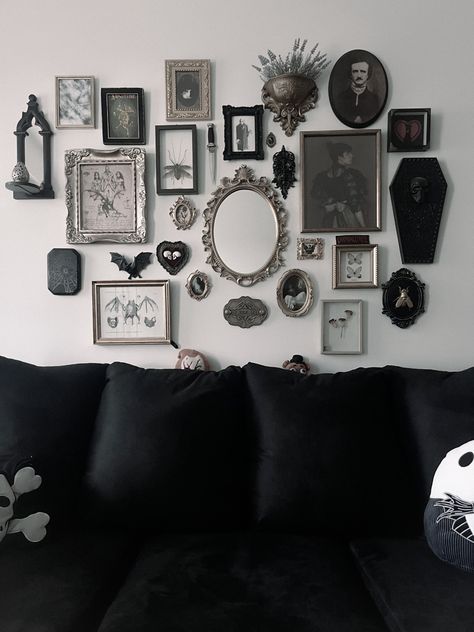 Gallery Wall Art Ideas, Dramatic Living Room, Aesthetic Lover, Gothic Room, Gothic Bedroom, Decor Gallery Wall, Dark Elegance, Dark Home Decor, Wall Art Ideas