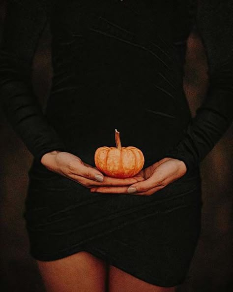 Baby Announcements Thanksgiving, Pregnancy Halloween Announcement, Pumpkin Announcement Pregnancy, Cute Fall Pregnancy Announcements, Halloween Pregnancy Announcement Photos, Pregnancy Announcement Pictures Fall, Fall Announcement Pregnancy Photo Ideas, Fall Themed Pregnancy Announcement, Thanks Giving Pregnancy Announcements