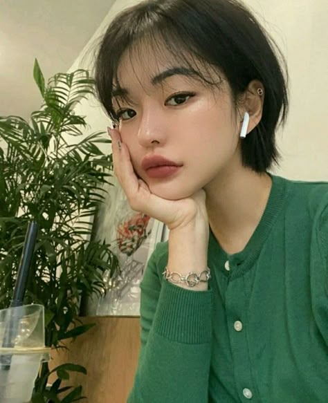 Japanese Short Hair With Bangs, Japanese Short Haircut, Short Hair Japanese Style, Japanese Haircut Short, Assort Hair, Short Hair Japanese, Short Japanese Hairstyles, Shortish Hair, Japanese Short Hair