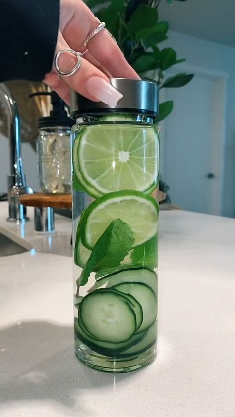 Water With Cucumber, Water Cucumber, Healthy Water Drinks, دورة شهرية, Sport Nutrition, Infused Water Recipes, Water Aesthetic, Fruit Infused Water, Healthy Water