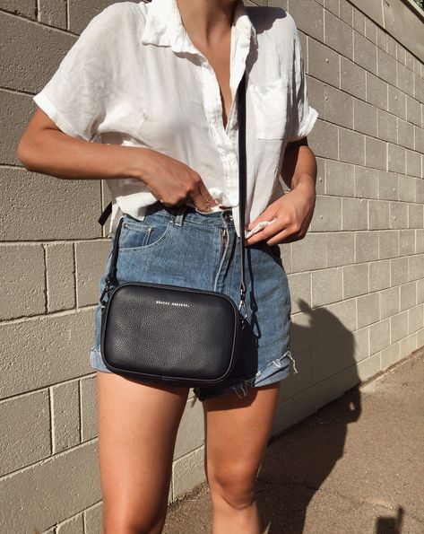 Michael Kors Crossbody Bag Outfit, Small Bag Outfit, Black Purse Outfit, Gucci Bag Outfit, Cross Body Bag Outfit, Crossbody Bag Outfit, Small Black Purse, Makeup Scary, Purse Outfit