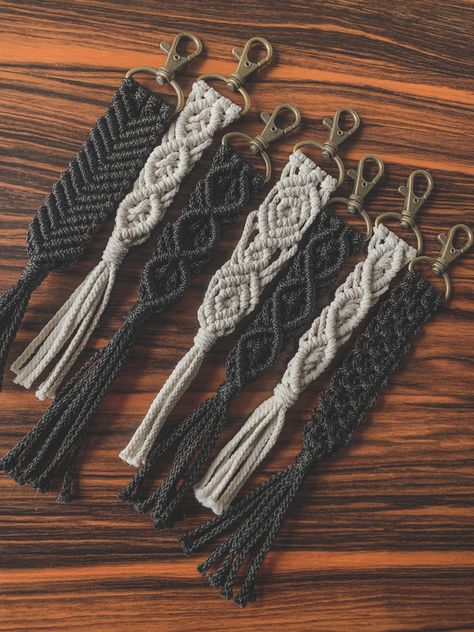 Macrame For Men, Macrame Keychain Diy, Macrame Keyring, Simpul Makrame, Pola Macrame, Hantverk Diy, Macrame Knots Pattern, Macrame Wall Hanging Diy, Macrame Keychain