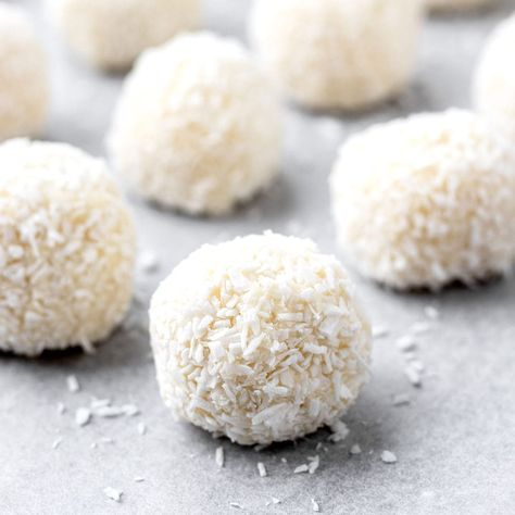 White Chocolate Coconut Truffles {3-ingredients} White Chocolate Coconut Balls, White Chocolate Coconut Truffles, White Chocolate Balls, No Bake Christmas Treats, Christmas Treats Recipes, Chocolate Covered Pretzels Christmas, Chocolate Balls Recipe, Chocolate Bark Christmas, No Bake Christmas